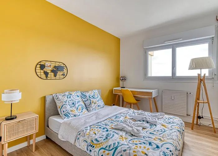 Super 10 - Grand Appartement 10 Personnes, 5 Chambres, Parking, Wifi Fibre Angers