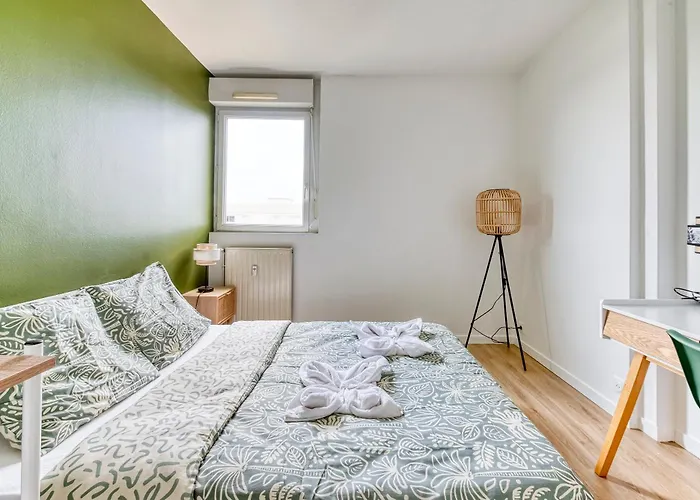 Super 10 - Grand Appartement 10 Personnes, 5 Chambres, Parking, Wifi Fibre Angers